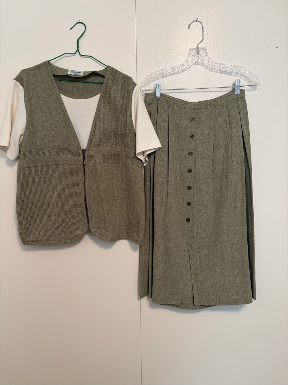 Alfred Dunner Olive Green Zip-Front Skirt Set with Cream Underlayer. 2 in 1 top.